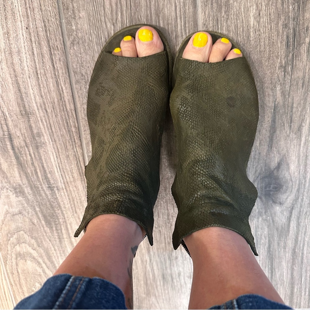 Officine Creative Olive Green Women's Open-Toe Flat Shoes 8
